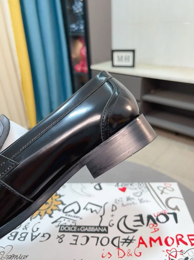 Men's shoes 💰540🌸🌸 [DG Dolce & Gabbana] High-end customized leather shoes. The upper is made of imported calf leather. Original hardware. I believe you will be impressed from the first time you see it. The avant-garde atmosphere can no longer fully interpret its elegance. AAA grade rubber outsole is super comfortable. The original cover last of the counter ensures its original version and quality. The upper is simple and the cowhide lining ensures its comfort and breathability. A pair of truly good shoes has its own unique soul, famous quality, and the first choice for successful people. Regular size 38-44 (45 customized)